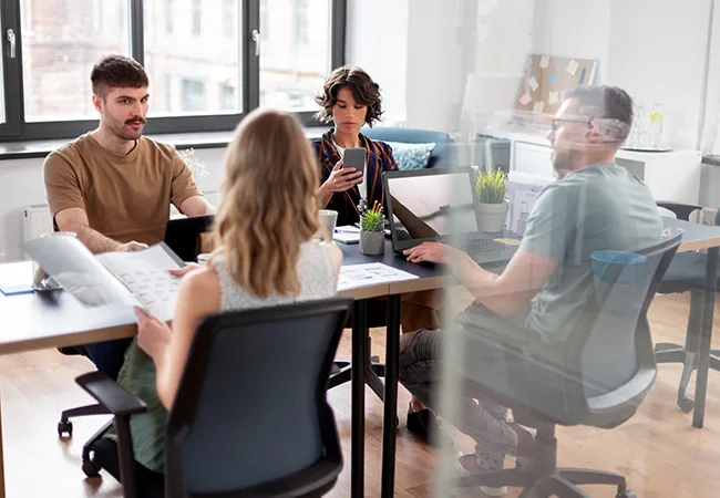 Employés en réunion dans un espace équipé de chaises ergonomiques modernes